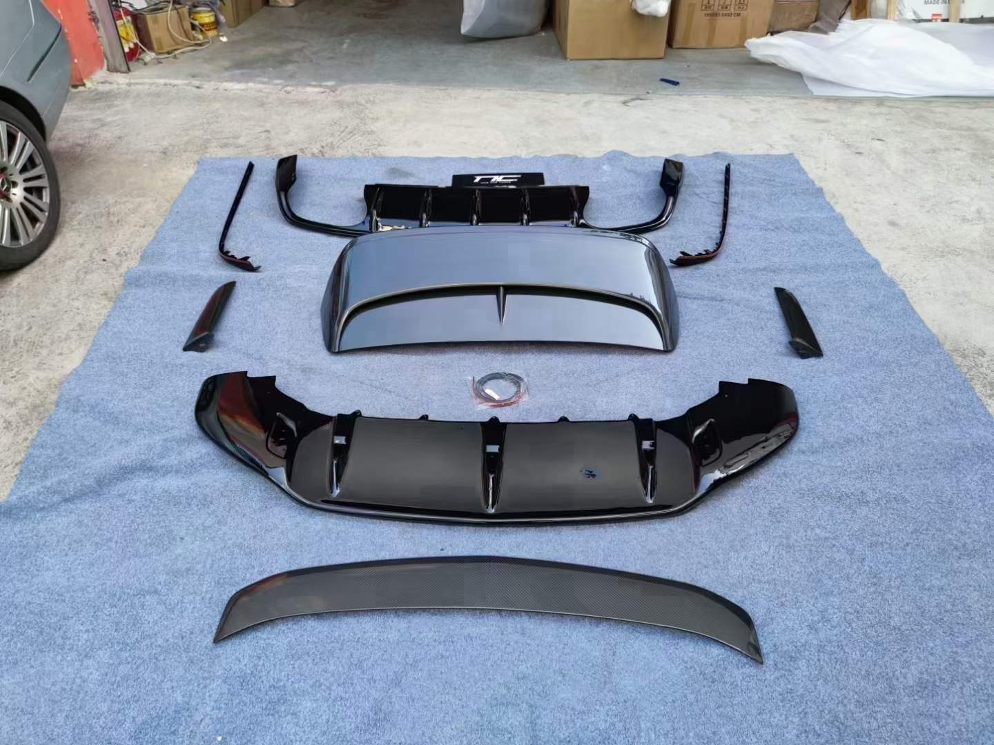 Dry Carbon Fiber Wide Body Kit fits Bentley Bentayga 2021 Present.