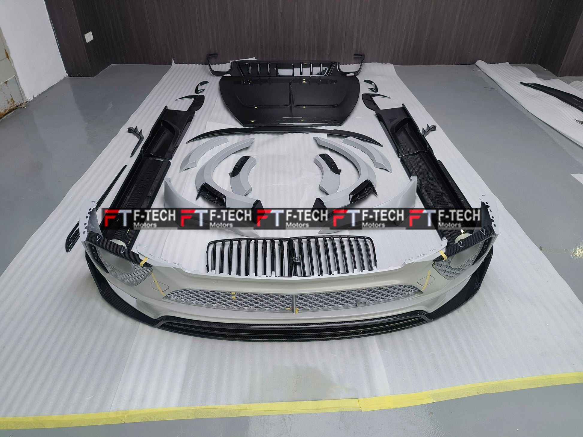 Dry Carbon Fiber Wide Body Kit For Bentley Bentayga 2021+ Mansory