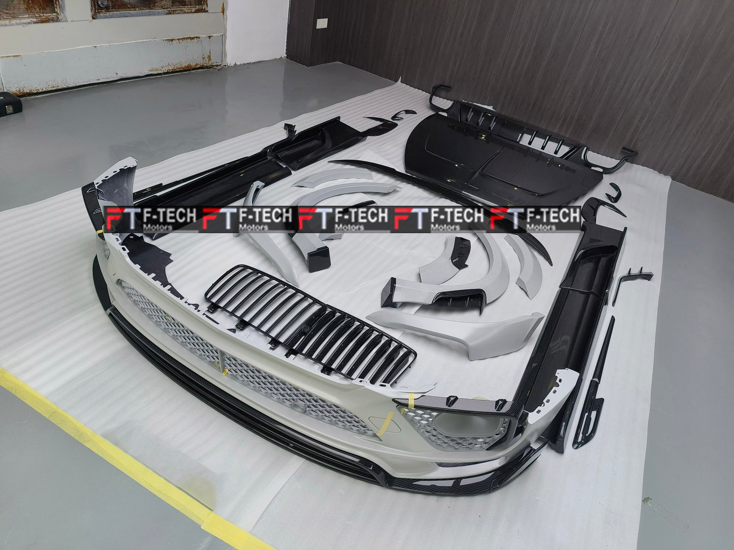 Dry Carbon Fiber Wide Body Kit For Bentley Bentayga 2021+ Mansory
