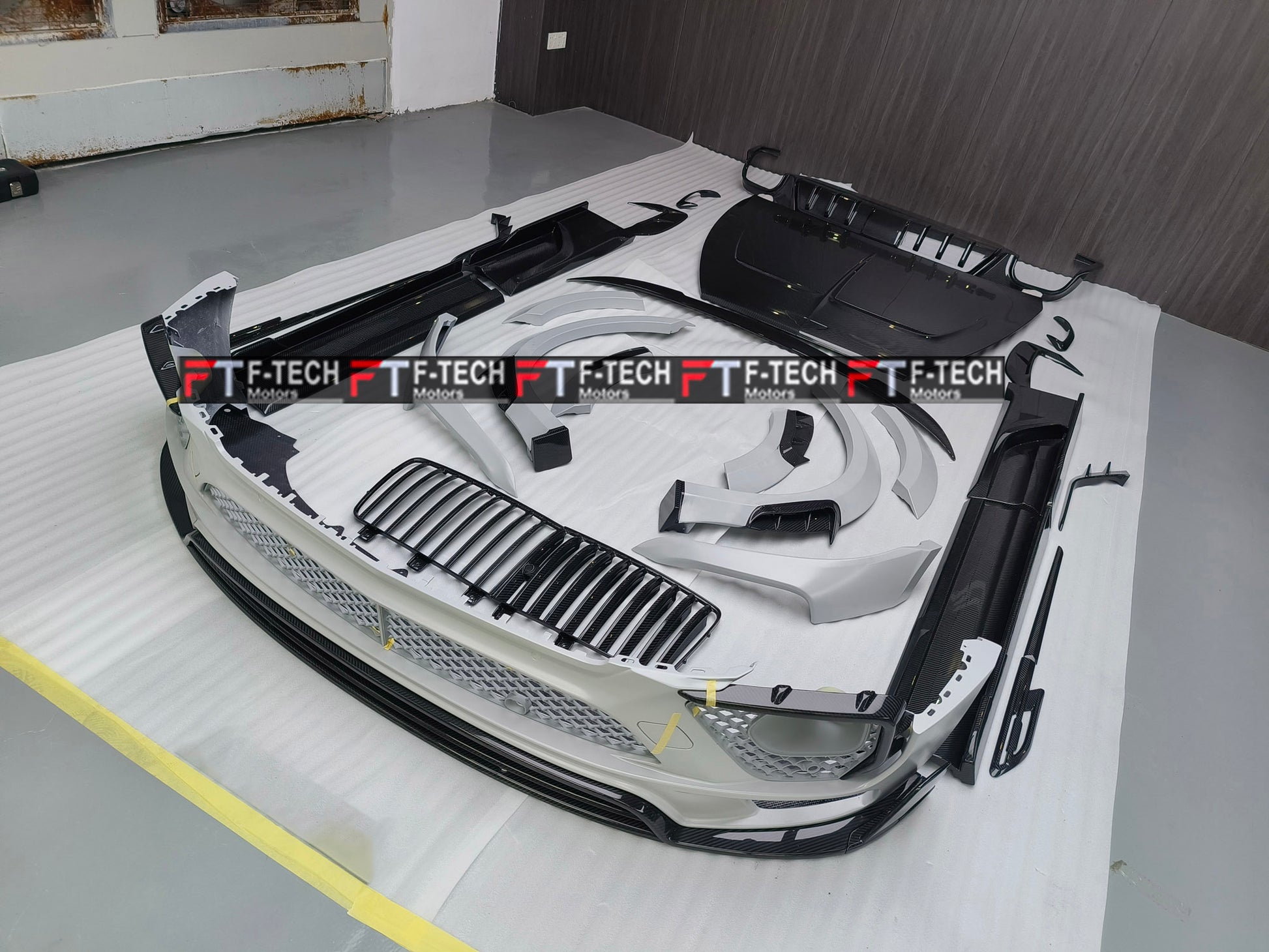 Dry Carbon Fiber Wide Body Kit For Bentley Bentayga 2021+ Mansory