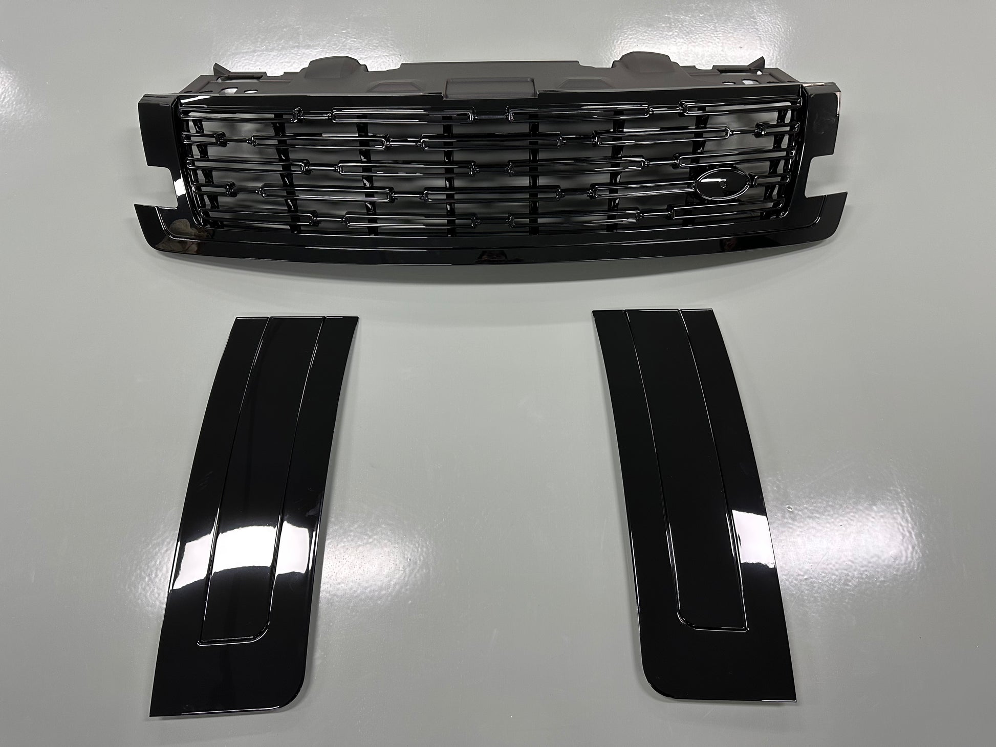 Gloss black exterior trim kit for Land Rover L460 2023+